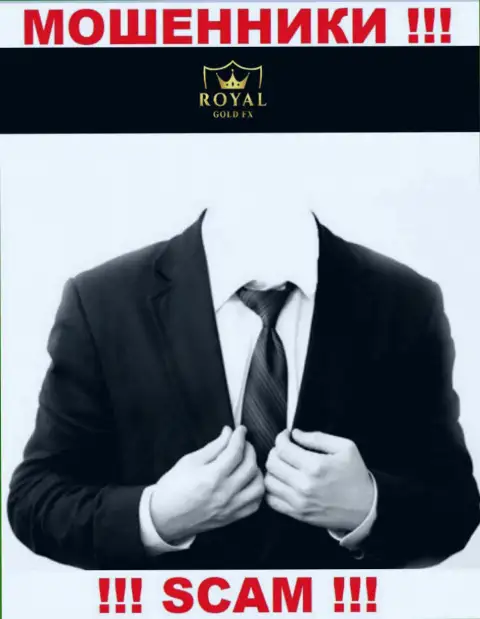 На официальном web-сервисе RoyalGoldFX Com нет никакой информации о руководстве компании